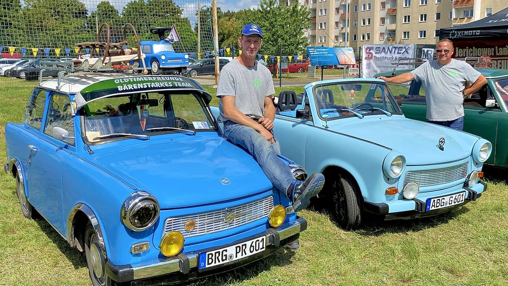 Patrick Rettig (l.) und die Oldtimerfreunde „Bärenstartes Team“ präsentieren ihre Sammlerstücke in Parey.