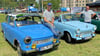 Patrick Rettig (l.) und die Oldtimerfreunde „Bärenstartes Team“ präsentieren ihre Sammlerstücke in Parey.