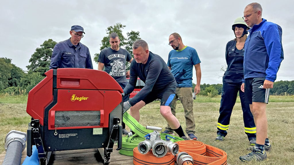 Trainierten mit Möckerns Wehrleiter Erik Ziepel (links) für den Löschangriff: (von rechts) Philipp Stark, Doreen Krüger, Kay Gericke und Marko Simon und Mitglieder der Feuerwehr Möckern.