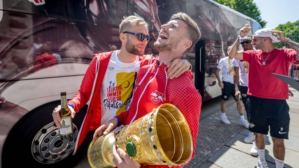Timo Werner (r.) und Konrad Laimer nach dem gewonnenen DFB-Pokalfinale 2023.