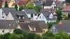 Werden nicht vollständig abbezahlte Immobilien innerhalb der Spekulationsfrist übertragen, oder müssen etwa Geschwister ausgezahlt werden, kann es sich lohnen, einen Steuerexperten zurate zu ziehen.