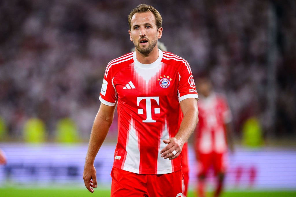 Das große „T“ auf den Bayern-Trikots - hier bei Harry Kane - symbolisiert die Partnerschaft des Rekordmeisters mit der Telekom.