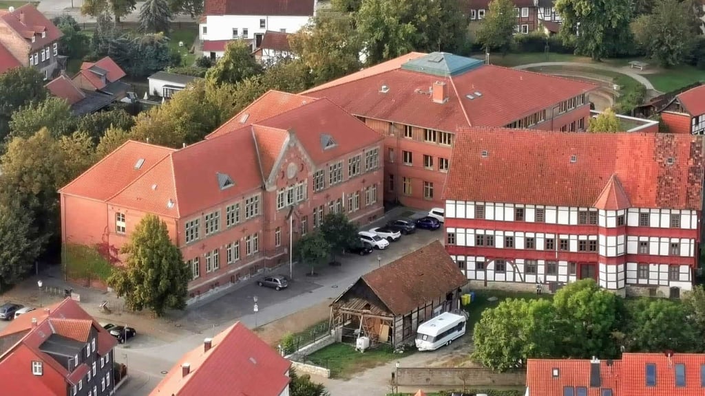 Nach einem Knick sind die Schülerzahlen am Osterwiecker Fallstein-Gymnasium seit mehreren Jahren wieder deutlich steigend. Das Lehrerkollektiv fordert die Neubesetzung der vakanten Schulleiter-Stelle.