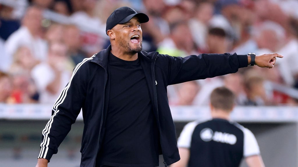 Bayern-Coach Vincent Kompany engagiert an der Seitenlinie.