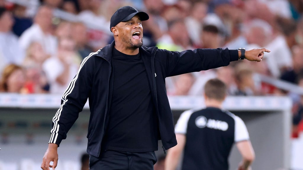 Bayern-Coach Vincent Kompany engagiert an der Seitenlinie.