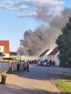 Die Rauchentwicklung beim Brand eines Stalls der Agrargenossenschaft Parchen/Hohenseeden war enorm.