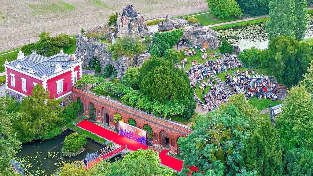 Auf der Insel „Stein“ finden auch in diesem Jahr wieder die Wörlitzer Filmtage (hier eine frühere Auflage) statt.