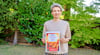 Ortsbürgermeisterin Julia Eichler präsentiert das Plakat für die erste Disco im Ort.