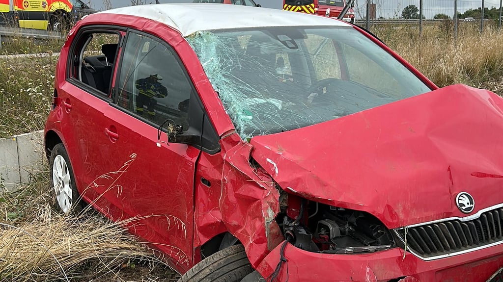 Der Skoda hat sich auf der A 36 zwischen Aschersleben West und Hoym überschlagen.