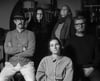 Schauen nur für das Foto so ernst: Die Mitglieder der Band „FUNeral“. Wichtig: Die Betonung im Bandnamen liegt auf „Fun“. Denn ihre Musik macht definitiv Spaß – ihnen und dem Publikum. 