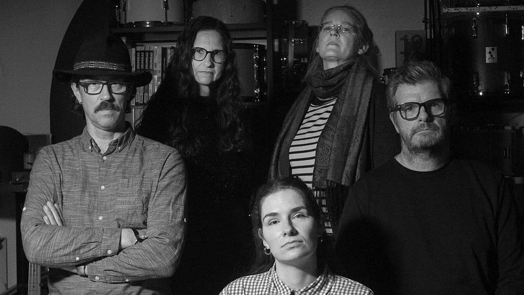 Schauen nur für das Foto so ernst: Die Mitglieder der Band „FUNeral“. Wichtig: Die Betonung im Bandnamen liegt auf „Fun“. Denn ihre Musik macht definitiv Spaß – ihnen und dem Publikum.
