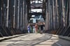 Die Hubbrücke über die Elbe - hier noch offen - ist nun geschlossen. 