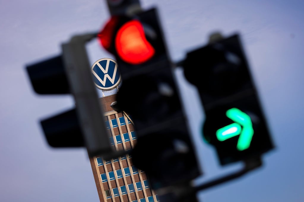 Bei einem Zusammenstoß in Wolfsburg sind zwei junge Männer schwer und einer leicht verletzt worden. (Symbolbild)