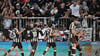 Spieler von St. Pauli jubeln über das 3:3.