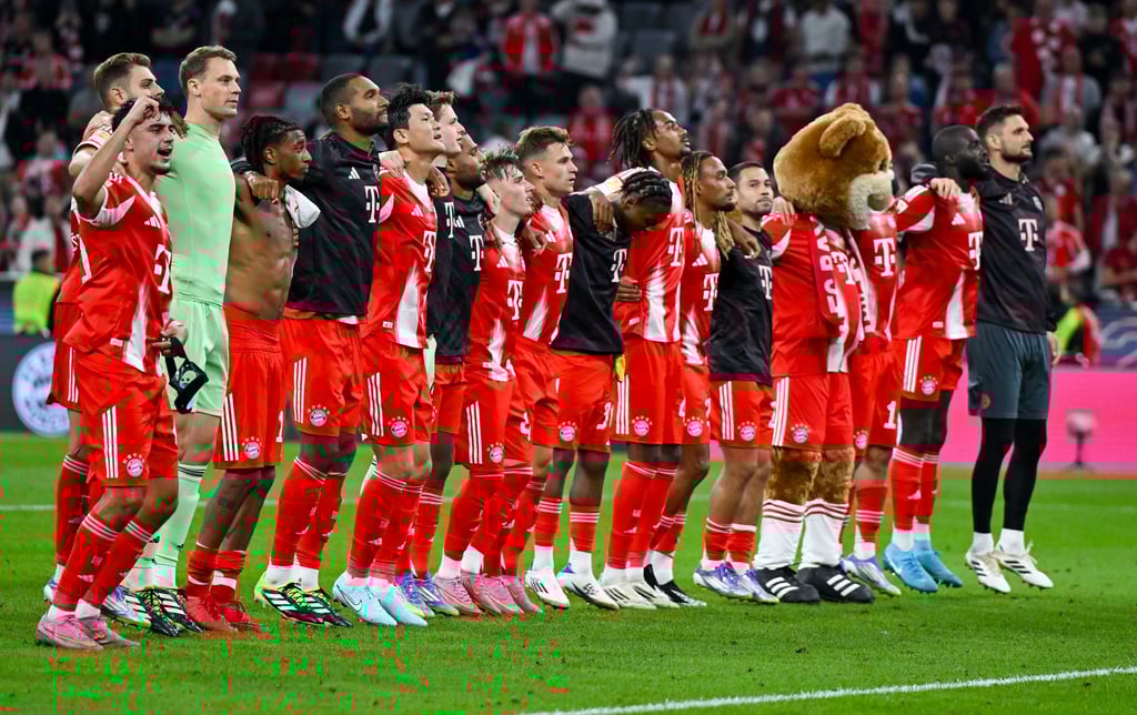 Neue Saison, gewohntes Bild: Die Bayern-Profis feiern vor ihrer Fankurve.