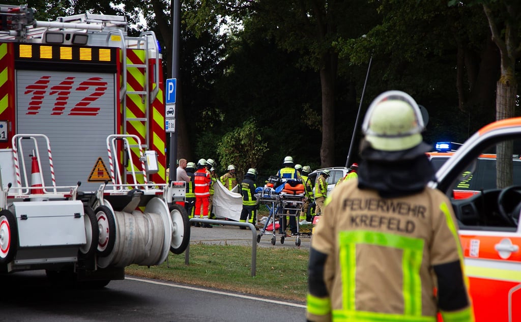 Die Feuerwehr ist mit einem Großaufgebot an Rettungskräften im Einsatz.