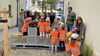 Kinder der Wittenberger „Kita an der Elbe“ helfen, diese neue Sitzgruppe in der Nähe des Ladens „Station 29“ zwischen Collegien- und Mittelstraße zu bepflanzen. Eine zweite Gruppe lädt in der Nähe des „Independent“  zum Verweilen ein. 