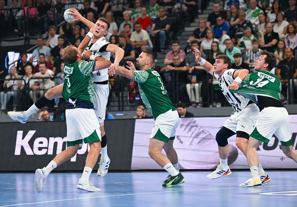 Die Füchse Berlin haben im Duell mit dem THW Kiel zum zweiten Mal den Supercup gewonnen.
