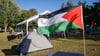 ro-Palästinensische Aktivisten bauen ein Protestcamp nahe dem Kanzleramt wieder auf.