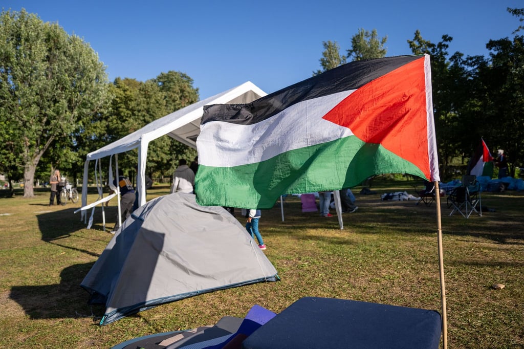 ro-Palästinensische Aktivisten bauen ein Protestcamp nahe dem Kanzleramt wieder auf.