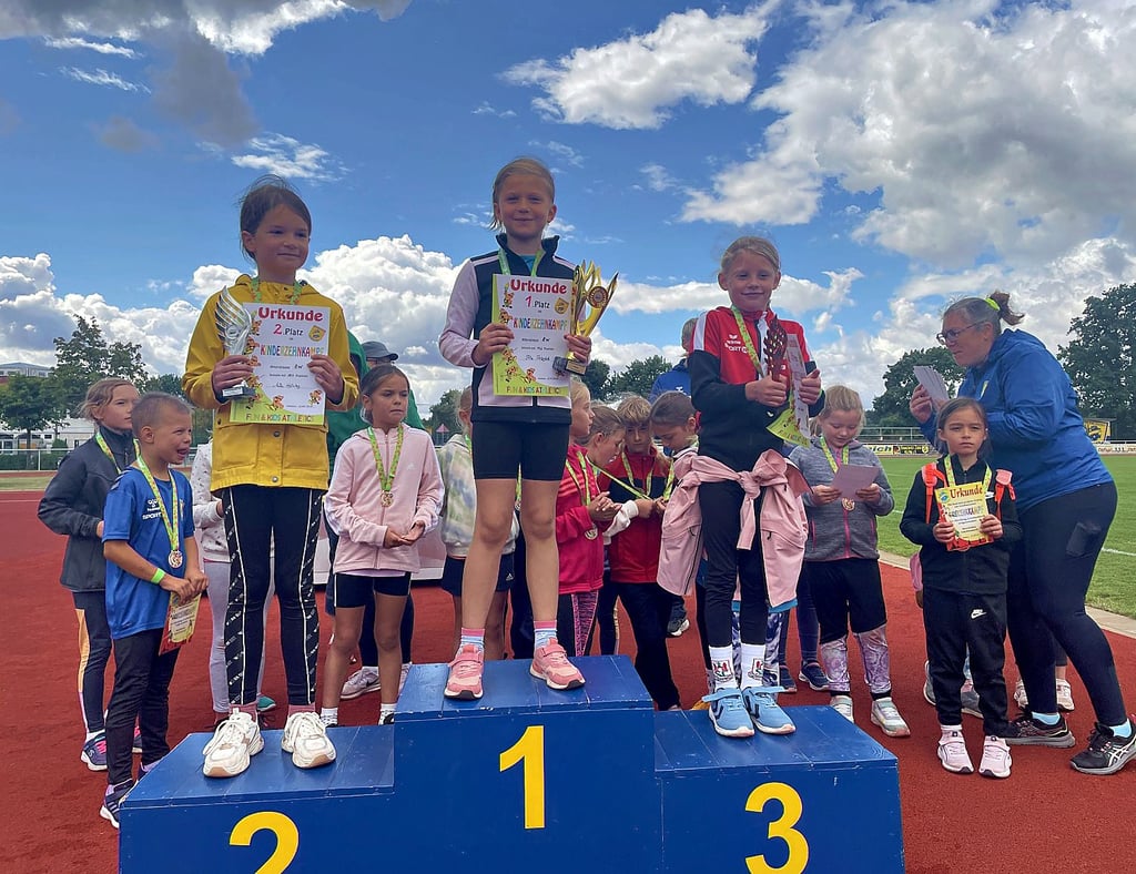 Stolz wie Bolle: Die erstplatzierten Mädchen der Altersklasse (AK) 8 Jahre beim Kinderzehnkampf in Gommern.