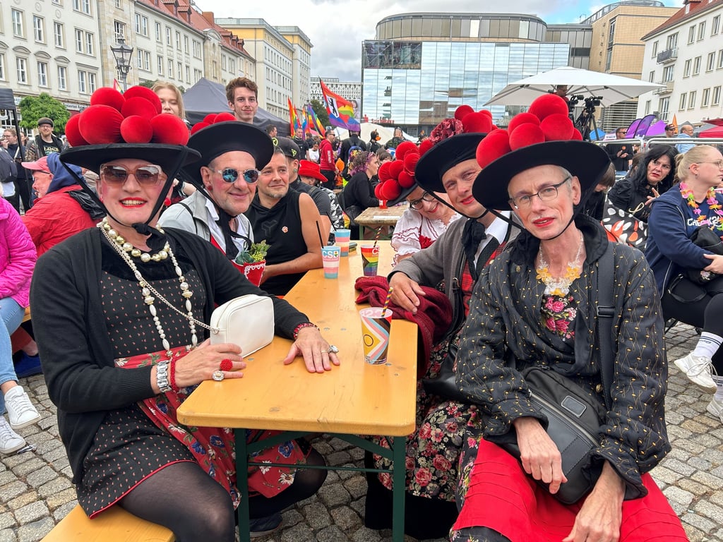 Diese Gäste fielen - trotz vieler bunter Outfits - mit ihrem Styling für den CSD besonders auf.