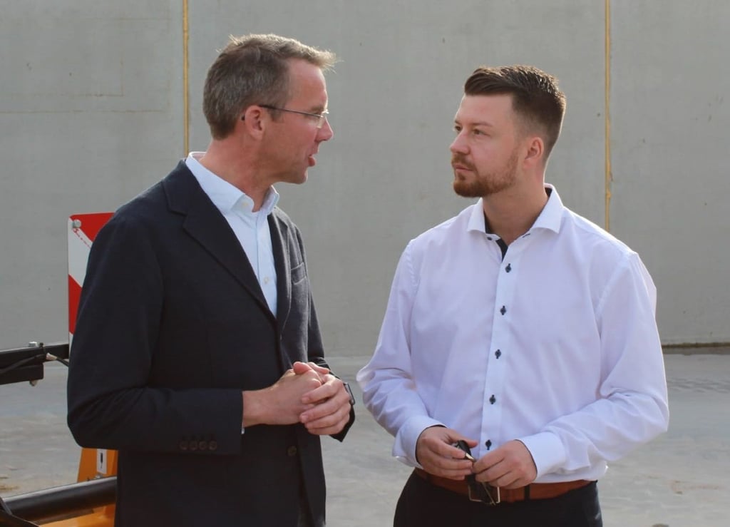Sebastian Tannert (r.), hier im Gespräch mit Landwirt Markus Jacobs, verzichtet künftig auf seine Aufwandsentschädigung und Sitzungsgelder aus dem Ballenstedter Stadtrat. Er will das Geld gemeinnützigen Projekten zur Verfügung stellen.