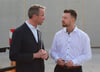 Sebastian Tannert (r.), hier im Gespräch mit Landwirt Markus Jacobs, verzichtet künftig auf seine Aufwandsentschädigung und Sitzungsgelder aus dem Ballenstedter Stadtrat. Er will das Geld gemeinnützigen Projekten zur Verfügung stellen.