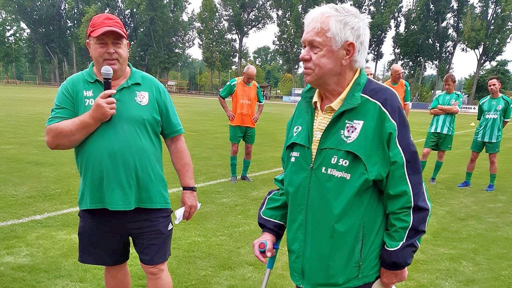 Klaus Klöpping (rechts) erhält beim Sportfest den Ehrentaler.