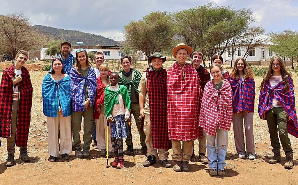 Seit sieben Jahren hält das Roland-Gymnasium in Burg Kontakt zu einer Schule in Tansania. Auch 2024 begab sich eine Gruppe von Schülern und Lehrern in das afrikanische Land.