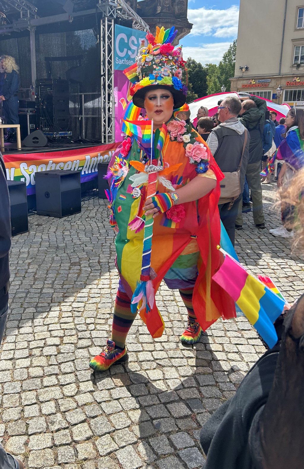 Manche mögen es auffällig: Diese teilnehmende Person ist von Kopf bis Fuß in Regenbogenfarben gekleidet.