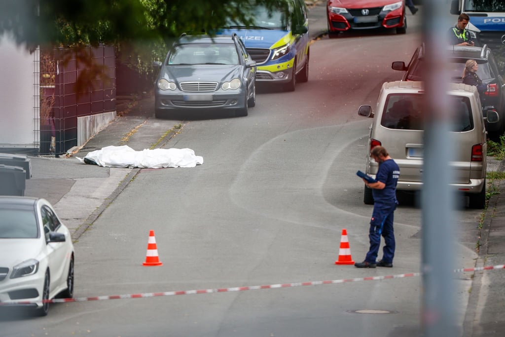 Die Polizei warnt vor dem flüchtigen Tatverdächtigen.