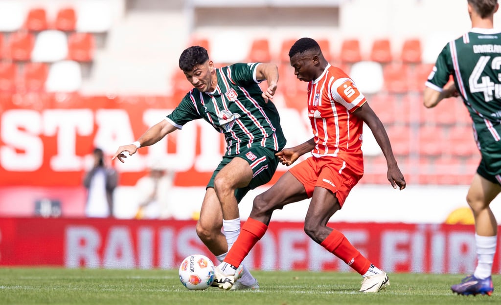 Burim Halili (l.) und der HFC hatten bei Rot-Weiß Erfurt trotz langer Überzahl jede Menge Arbeit.