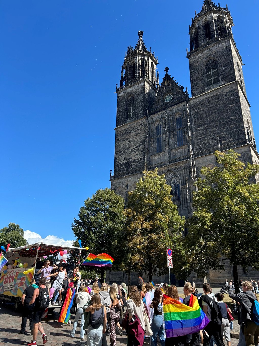 Auch am Dom zogen die Tausenden Teilnehmer vorbei.