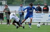 Fortune Joshua Steinbach (r./gegen Carlos Daniel Rojas Peredes) liefert sich starke Laufduelle auf der linken Außenbahn und leitete das 1:0 ein. 