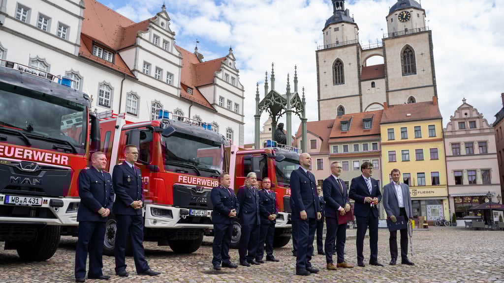 Links Abtsdorf, in der Mitte Kropstädt und rechts Apollensdorf mit ihren neuen Feuerwehrfahrzeugen auf dem Marktplatz in Wittenberg. Schon kurz nach der Übergabe folgt der erste überraschende Einsatz.