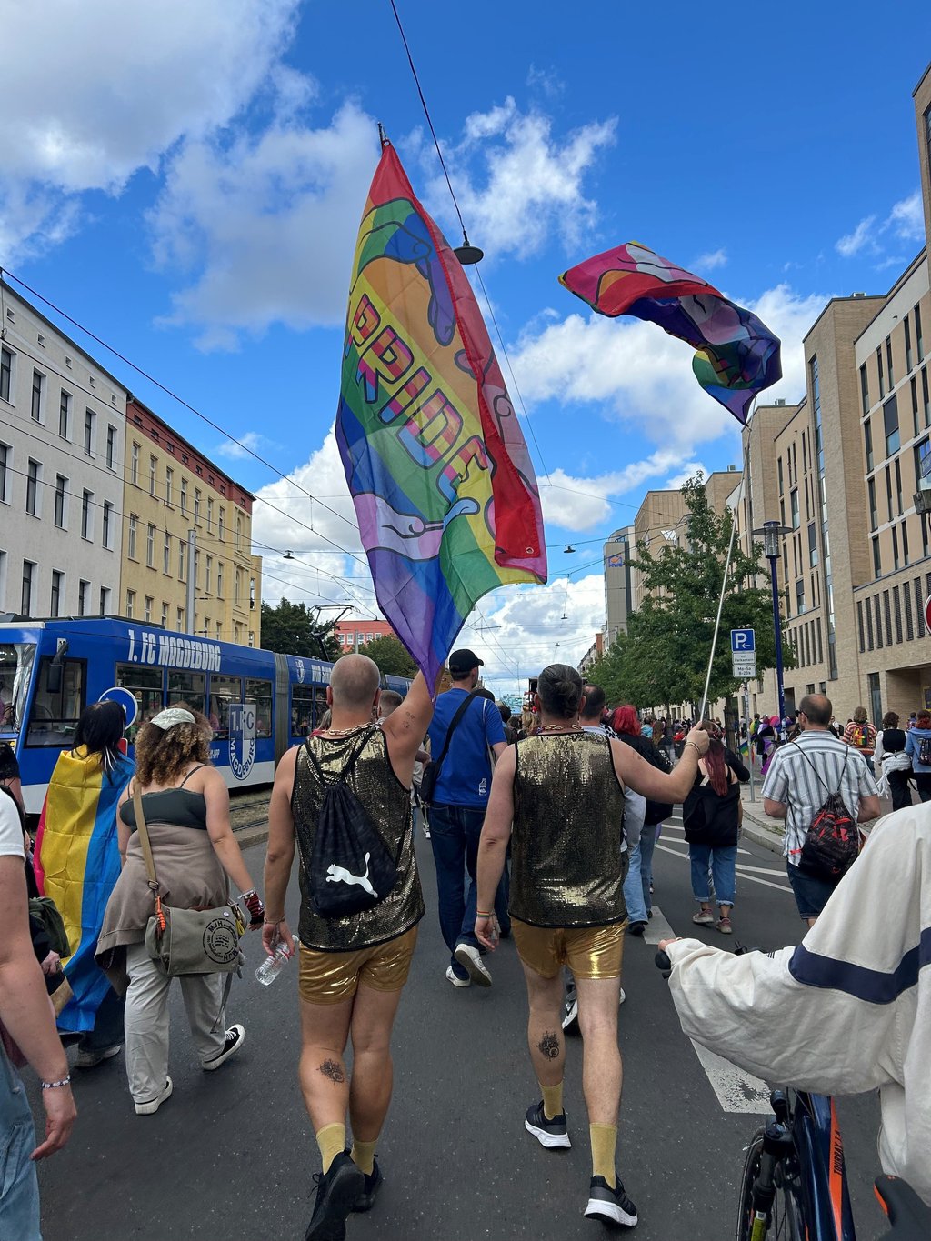 Magdeburger feierten in der Innenstadt: Auch Partner-Outfits wurden gesichtet.