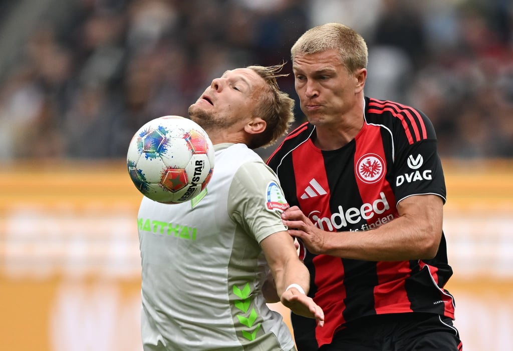 Lieferten sich packende Zweikämpfe: Bremens Marco Grüll (l) und Frankfurts Rasmus Kristensen (r).