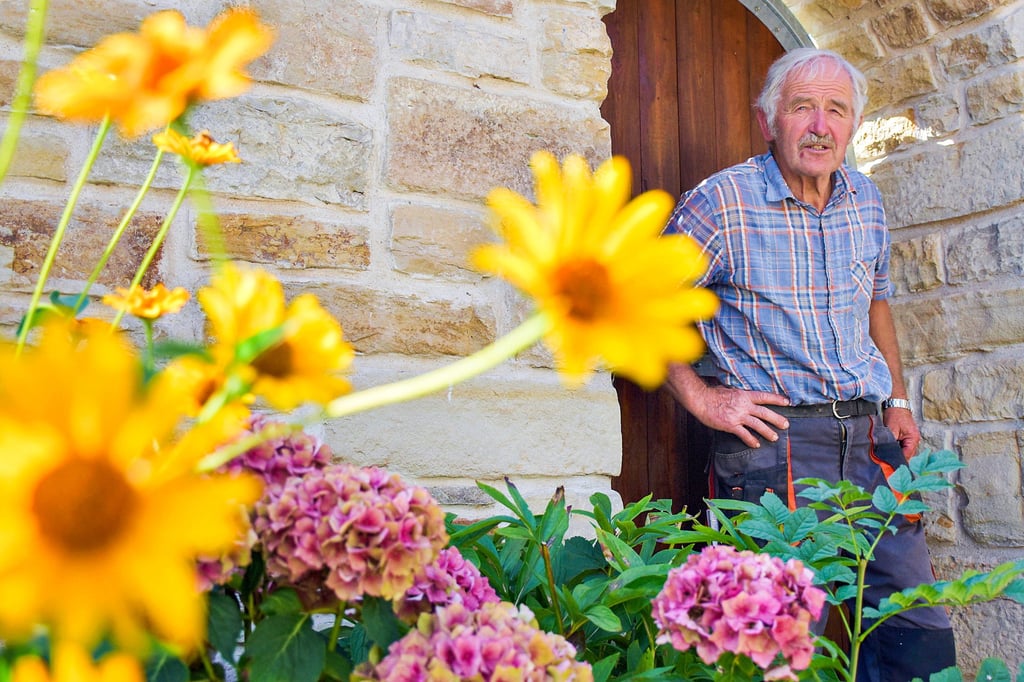 Dietmar Schneider ist in Lindenberg aufgewachsen. Für den 70-Jährigen gibt es auf dem Grundstück jeden Tag etwas zu tun.