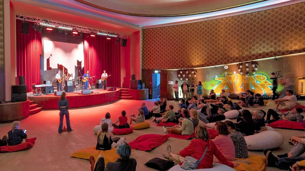 Schon 2023 war das alte Kino in Wolfen Veranstaltungsort – hier für ein Konzert mit „Trostland“.