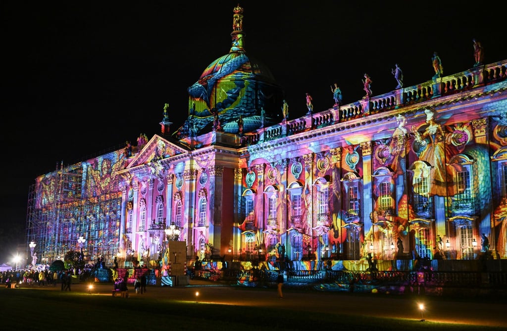 Das Neue Palais im Park Sanssouci strahlt in bunten Farben – und lockt Besucher.