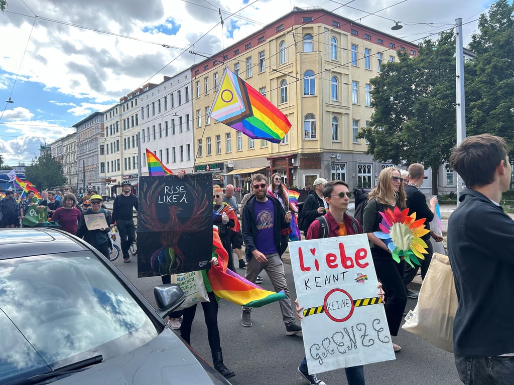 Die Magdeburgerinnen und Magdeburger haben verschiedene Schilder gebastelt, um sich für Liebe und gegen Hass und Ausgrenzung zu positionieren.