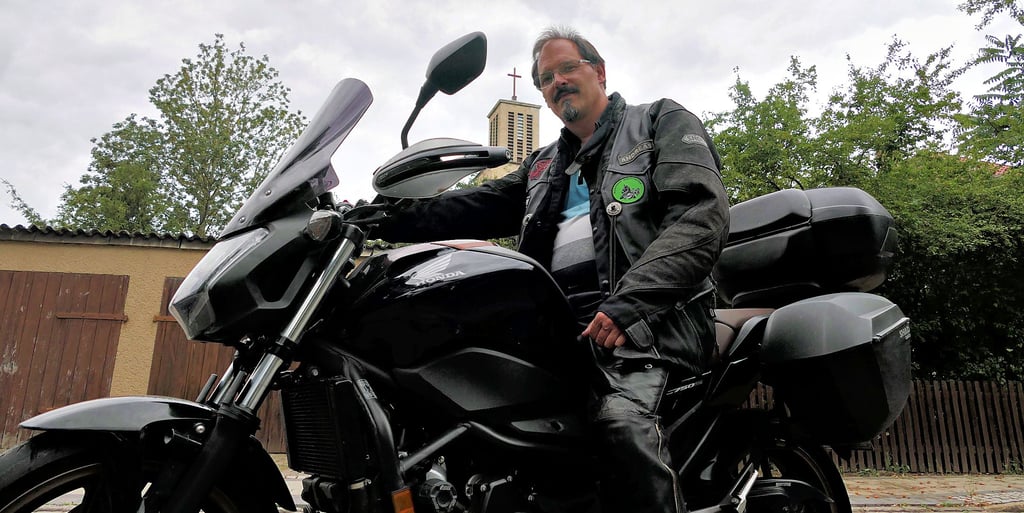 Motorradpfarrer Andreas Tschurn aus Leuna organisiert mit dem Teilhabemanagement des Saalekreis die inklusive Bikerfahrt.