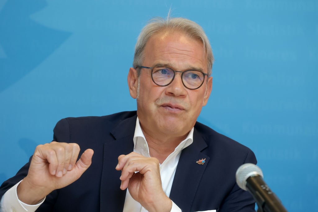 Thüringens Innenminister Georg Maier (SPD) will die Kommunen dazu ermutigen, ihre Verfahren zum Waffenentzug bei AfD-Mitgliedern wieder aufzunehmen. (Archivbild)