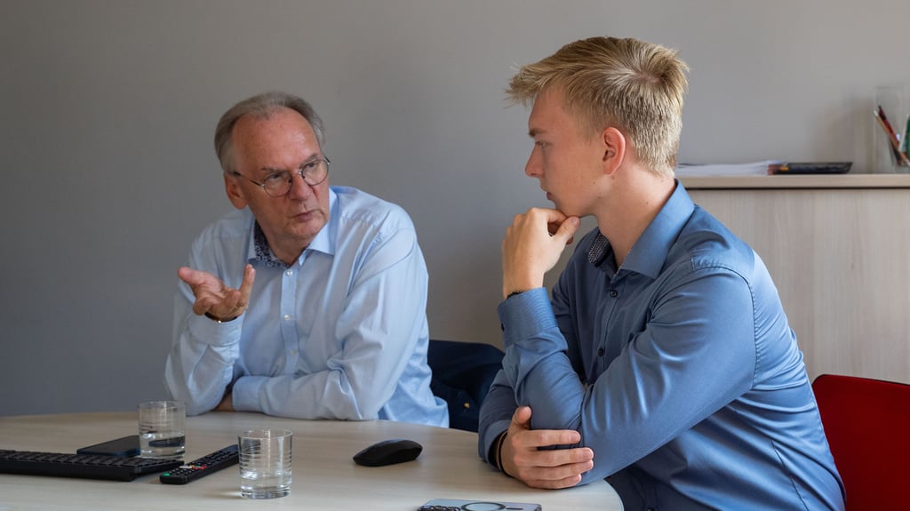 Ministerpräsident Reiner Haseloff spricht mit Gründer Leonard Müller, während sich Jan Richter aus dem Urlaub in Barcelona zuschaltet.