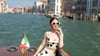 Die Serie „Emily in Paris“ - hier Hauptdarstellerin Lily Collins - spielt dieses Mal auch in Venedig. Wegen eines Todesfalls wurden die Dreharbeiten zunächst gestoppt.