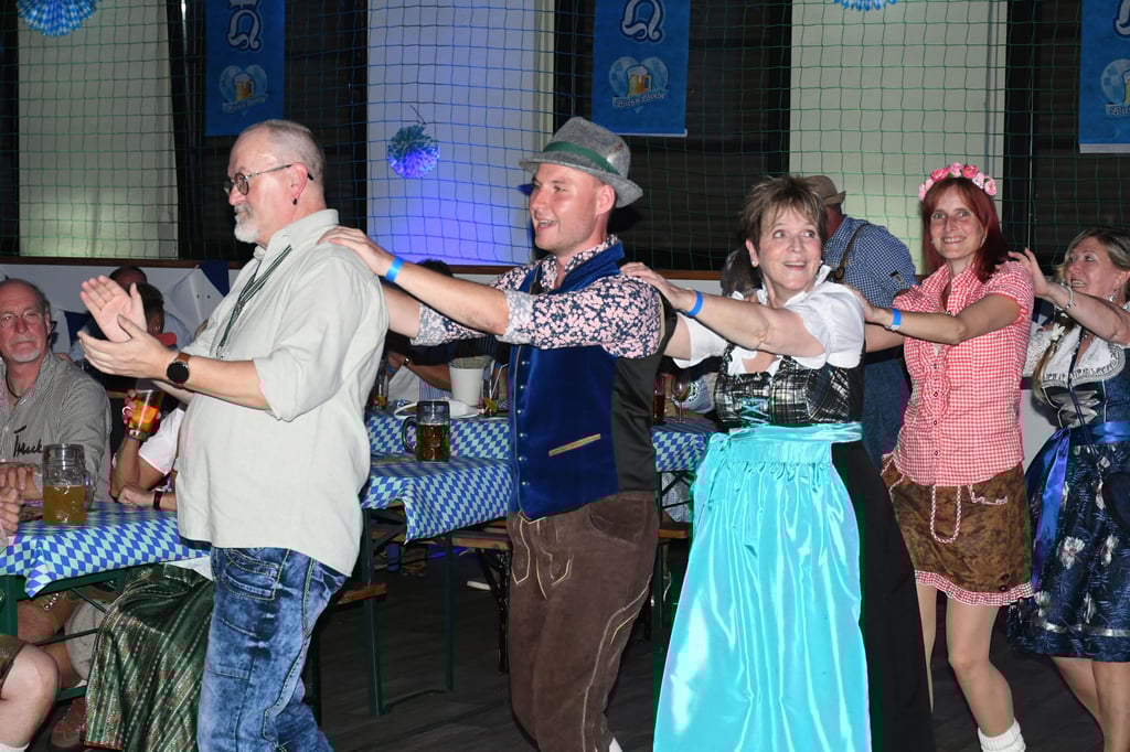 Zimmi (mit Hut) wird die Halle am Sonntagnachmittag zum Brodeln bringen, sicher auch mit einer Polonaise.