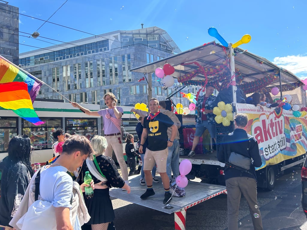 Insgesamt haben 13 Wagen an der Demonstration teilgenommen. Von den Wagen aus wurde Musik gespielt und Stimmung gemacht.