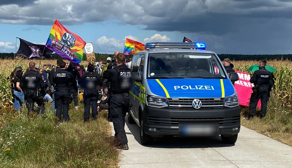 Auf dem Plattenweg war Endstation für die Demonstranten, die gegen das private Fest von AfD-Kreischef Sebastian Koch demonstrierten.