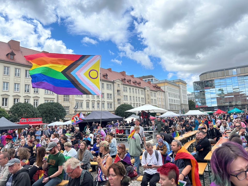 Tausende versammelten sich schon vor der Demo auf dem Alten Markt.
